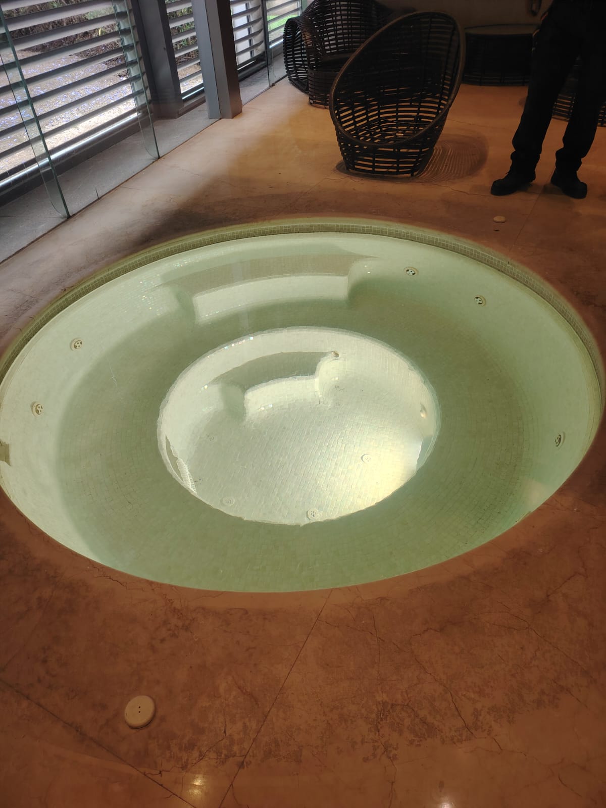 Cambio de mosaico veneciano en jacuzzi